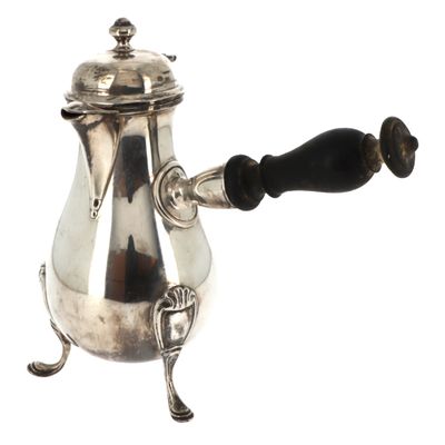 CHOCOLATIERE En argent, agrémentée d'un manche en bois. - Photo 1