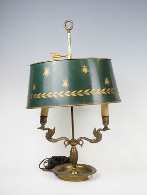 une image représentant une lampe verte avec un pied en laiton et un abat-jour vert