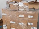 une pile de cartons posée par terre à côté d'une pile d'outils