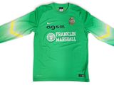 un gros plan sur un t-shirt vert orné d'un ballon de foot