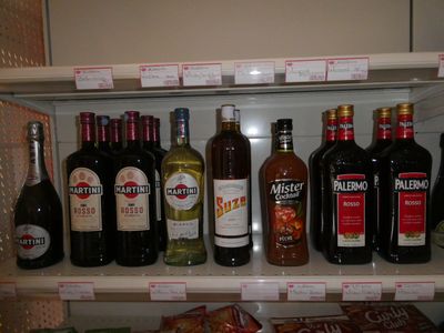 de nombreuses bouteilles de vin sur les étagères du réfrigérateur