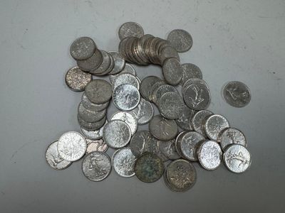 une pile de pièces d'argent sur une table