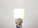 lampe de table en céramique à pois bleus et dorés, avec un abat-jour blanc