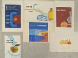 de nombreuses affiches accrochées au mur d'une pièce