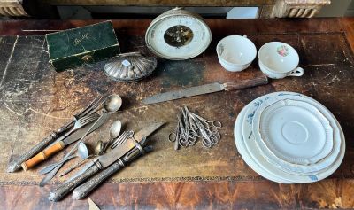 une table sur laquelle sont posés plusieurs couverts