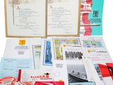 beaucoup de livres et de brochures sur la table