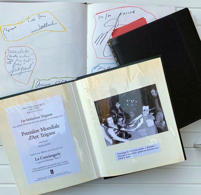 un livre dans lequel figure la photo d'un homme et d'une femme