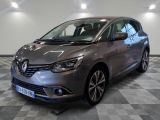 la voiture grise est garée sur le sol à carreaux d'une pièce