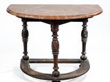 une vieille table en bois avec un plateau en marbre sur fond blanc