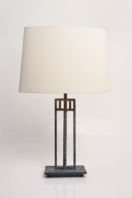 une image d'une lampe de table avec un abat-jour blanc