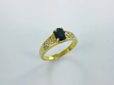 une bague en or jaune sertie d'un saphir et de diamants