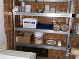 une baignoire dans une salle de bains où les étagères sont bien remplies
