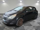 la photo d'une petite voiture noire garée dans un garage