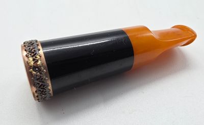 une image représentant un crayon dont la pointe est noire et orange