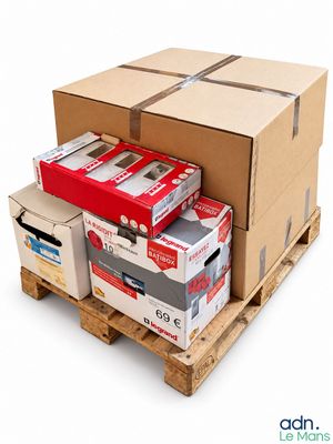 plusieurs boîtes empilées sur une palette