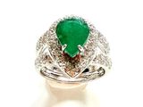 une image représentant une bague ornée d'une émeraude en forme de cœur entourée de diamants