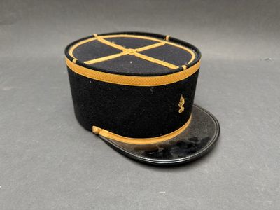 chapeau noir et doré orné d'une croix sur le dessus