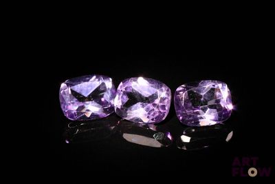 gemmes d'améthorate violettes sur fond noir avec des reflets