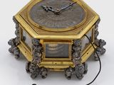 une horloge posée sur une table