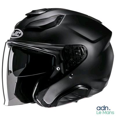 On voit un casque de motard sur fond blanc.