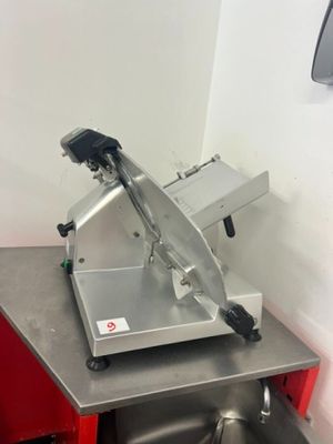 une machine posée sur un comptoir