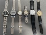 plusieurs types de montres sont alignés sur une table