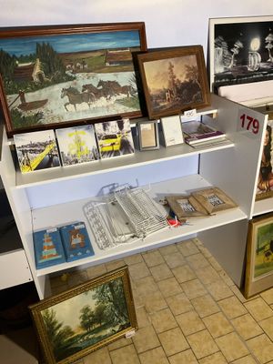 de nombreuses photos sur les étagères de cette pièce