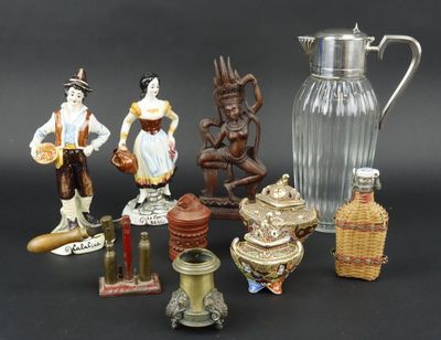de nombreuses figurines posées sur une table