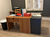 un bureau au milieu d'une pièce avec une fenêtre
