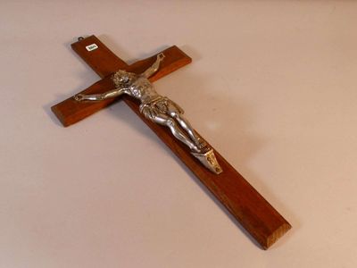 une croix en bois surmontée d'un crucifix, posée sur une table