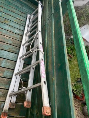 une échelle appuyée contre le mur d'un immeuble