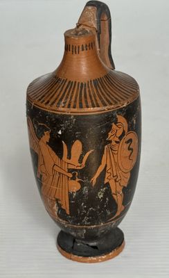 un vase orné d'un motif noir et orange