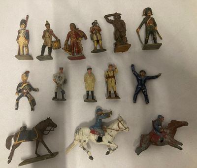 un grand nombre de figurines sur une table