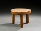 une image représentant une petite table en bois à deux pieds posée sur une surface grise