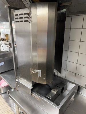 un grand four en acier inoxydable au milieu d'une cuisine