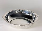 une assiette en argent antique avec un motif décoratif sur le bord