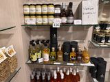 de nombreuses bouteilles d'alcool sur les étagères du magasin