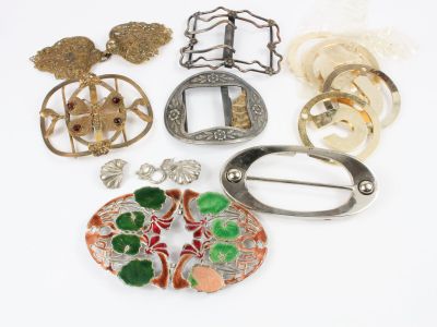 Lot de boucles : - en métal et émail à décor floral : on tro…