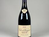 une bouteille de vin posée sur une table