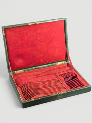 un étui vert doublé de rouge, contenant une cuillère en argent