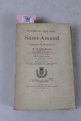 un vieux livre posé sur une table blanche, à côté d'une étiquette rose