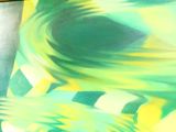 une peinture représentant un motif vert et jaune sur le mur