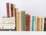plusieurs livres empilés sur une table