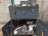 une armoire métallique contenant tout un tas d'outils
