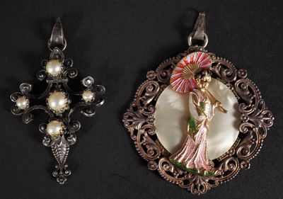 deux pendentifs posés sur une surface noire