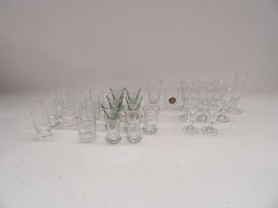 un grand nombre de verres posés sur une table