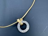 gros plan d'un collier sur un mannequin mannequin mannequin mannequin mannequin mannequin mannequin mannequin mannequin