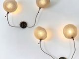 trois lampes accrochées au mur les unes à côté des autres