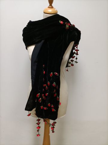 Une étole en velours noir décor de fleurs, étole KENZO, et écharp