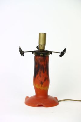 une lampe posée sur une table